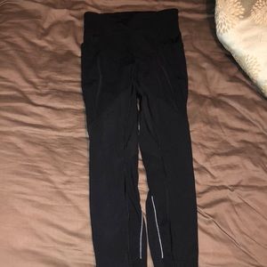Black lulemon workout pants